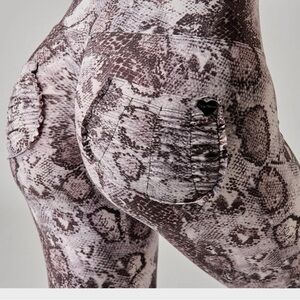 Cute Booty Lounge Snake Print Leggings